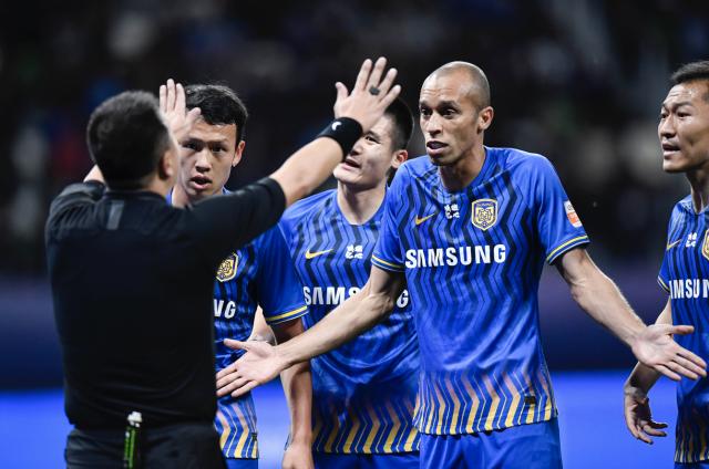 米兰达想解约无奈下家难寻 巴甲豪门让他大幅降薪